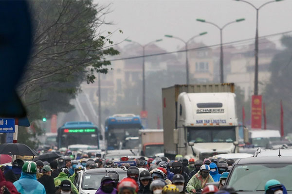 Hàng nghìn người rời Hà Nội về quê nghỉ lễ Giỗ Tổ, khu vực cửa ngõ ùn tắc, bến xe lại vắng vẻ-21