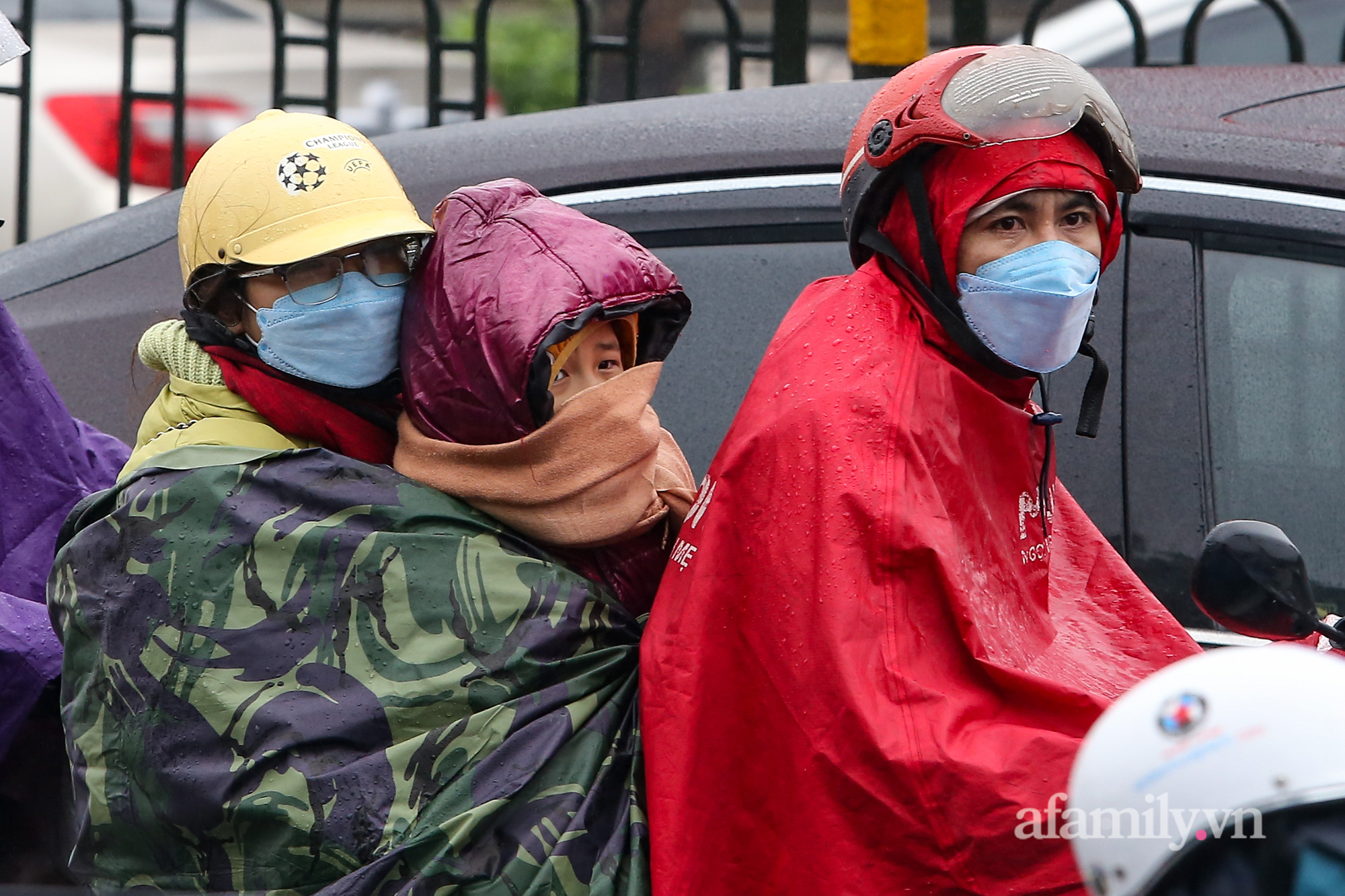 Người dân đội mưa rét trở lại Hà Nội sau kỳ nghỉ Tết, khu vực cửa ngõ ùn tắc-5