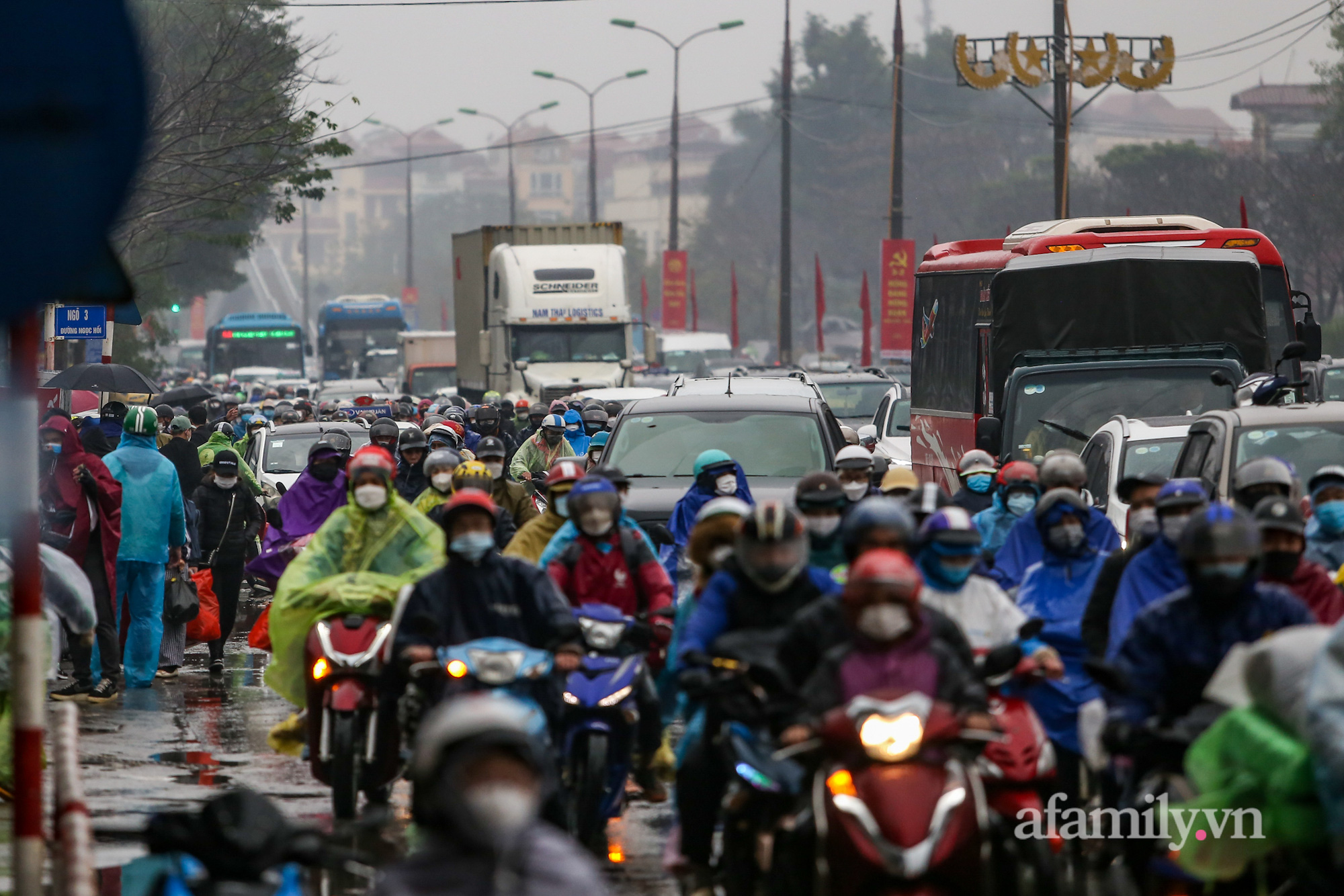 Người dân đội mưa rét trở lại Hà Nội sau kỳ nghỉ Tết, khu vực cửa ngõ ùn tắc-1