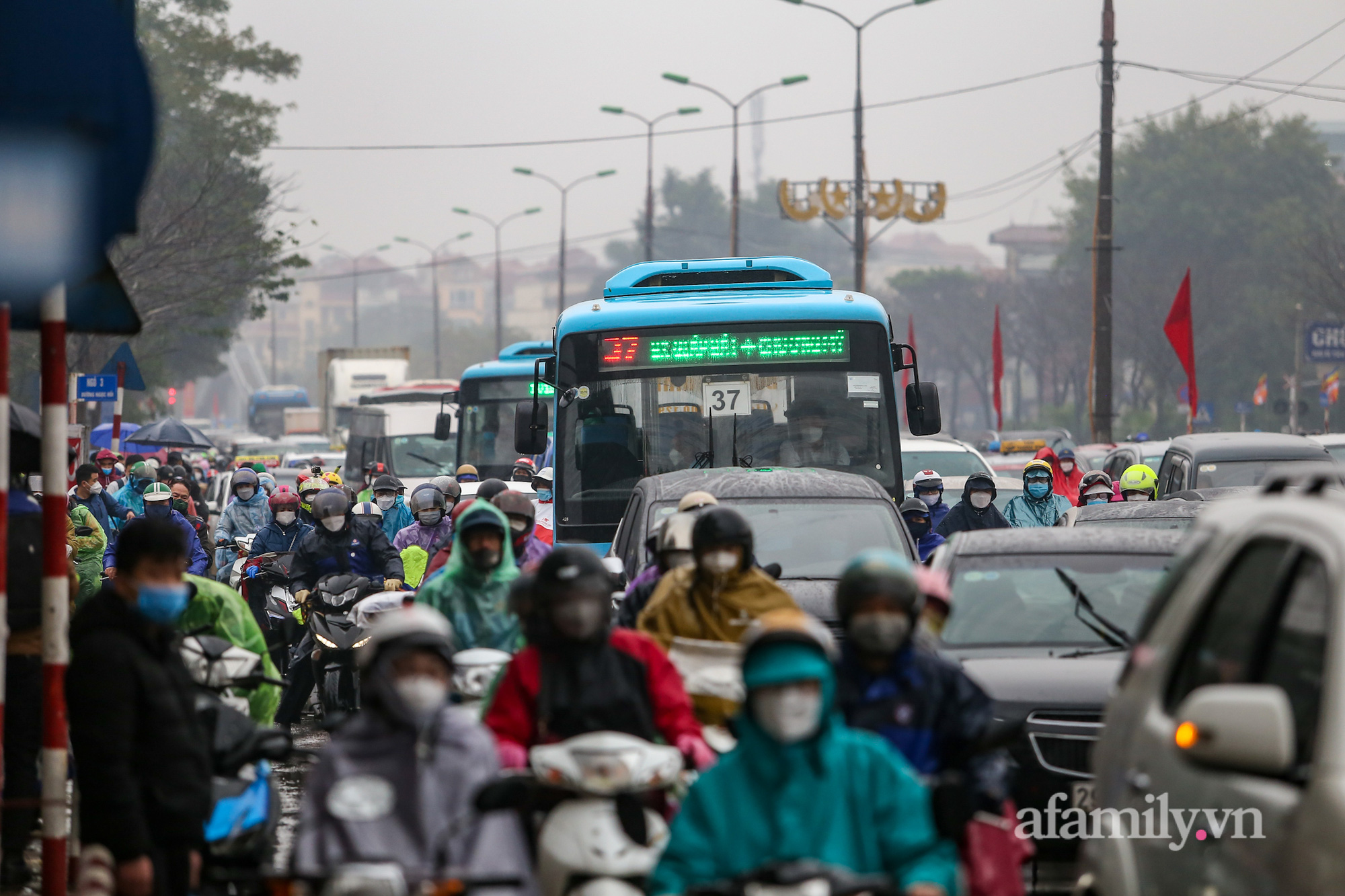 Người dân đội mưa rét trở lại Hà Nội sau kỳ nghỉ Tết, khu vực cửa ngõ ùn tắc-2