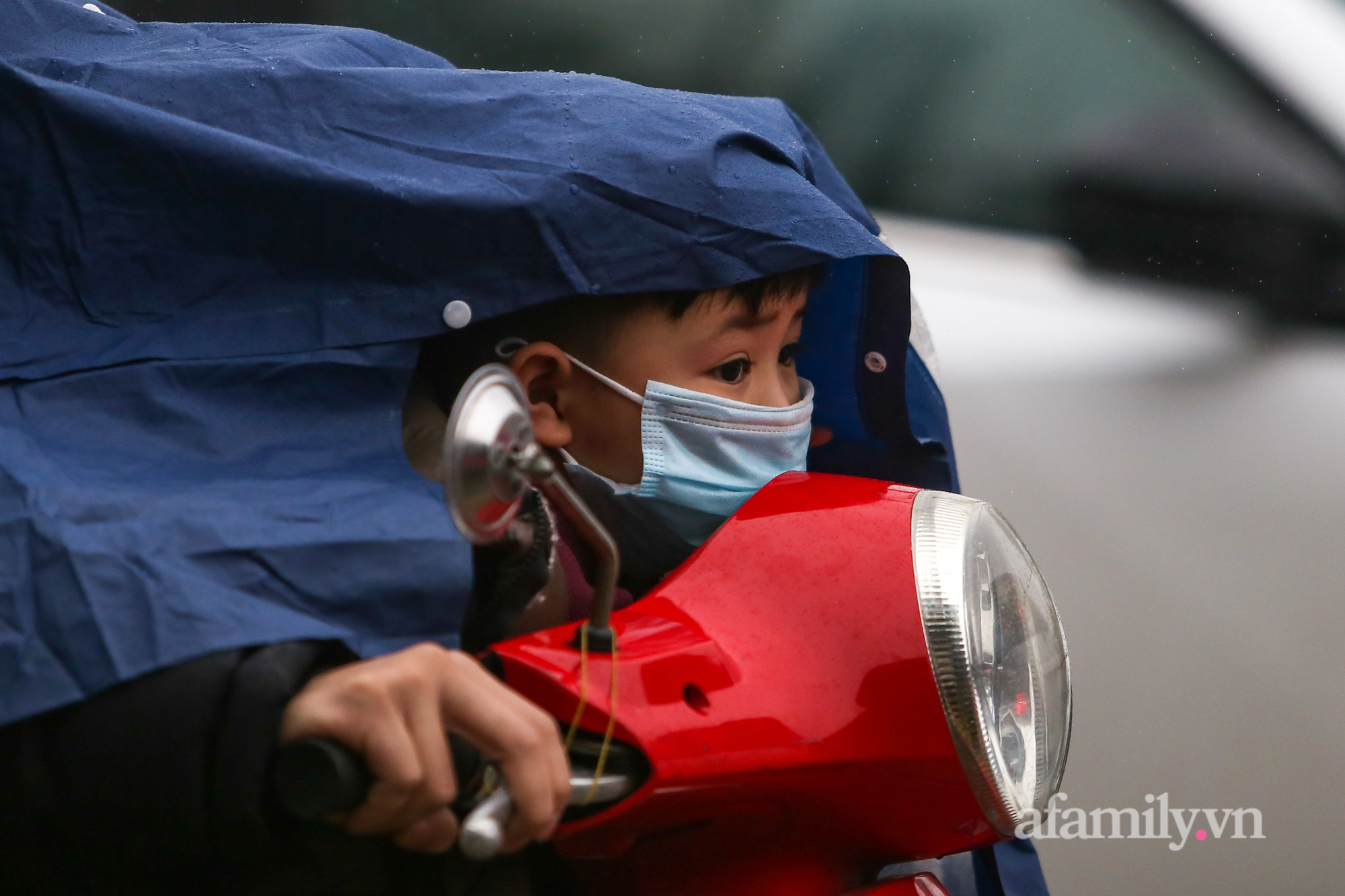 Người dân đội mưa rét trở lại Hà Nội sau kỳ nghỉ Tết, khu vực cửa ngõ ùn tắc-3