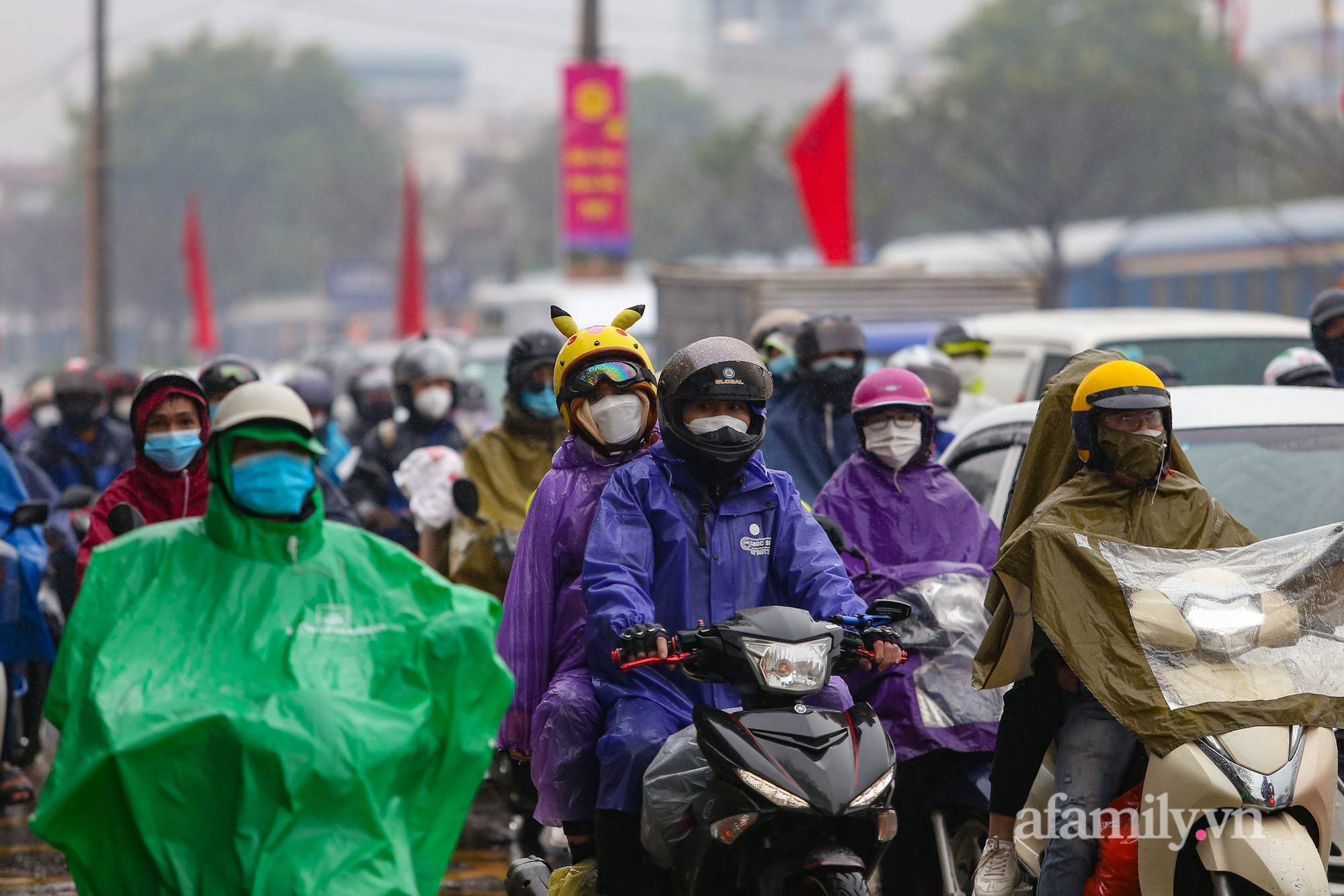 Người dân đội mưa rét trở lại Hà Nội sau kỳ nghỉ Tết, khu vực cửa ngõ ùn tắc-8