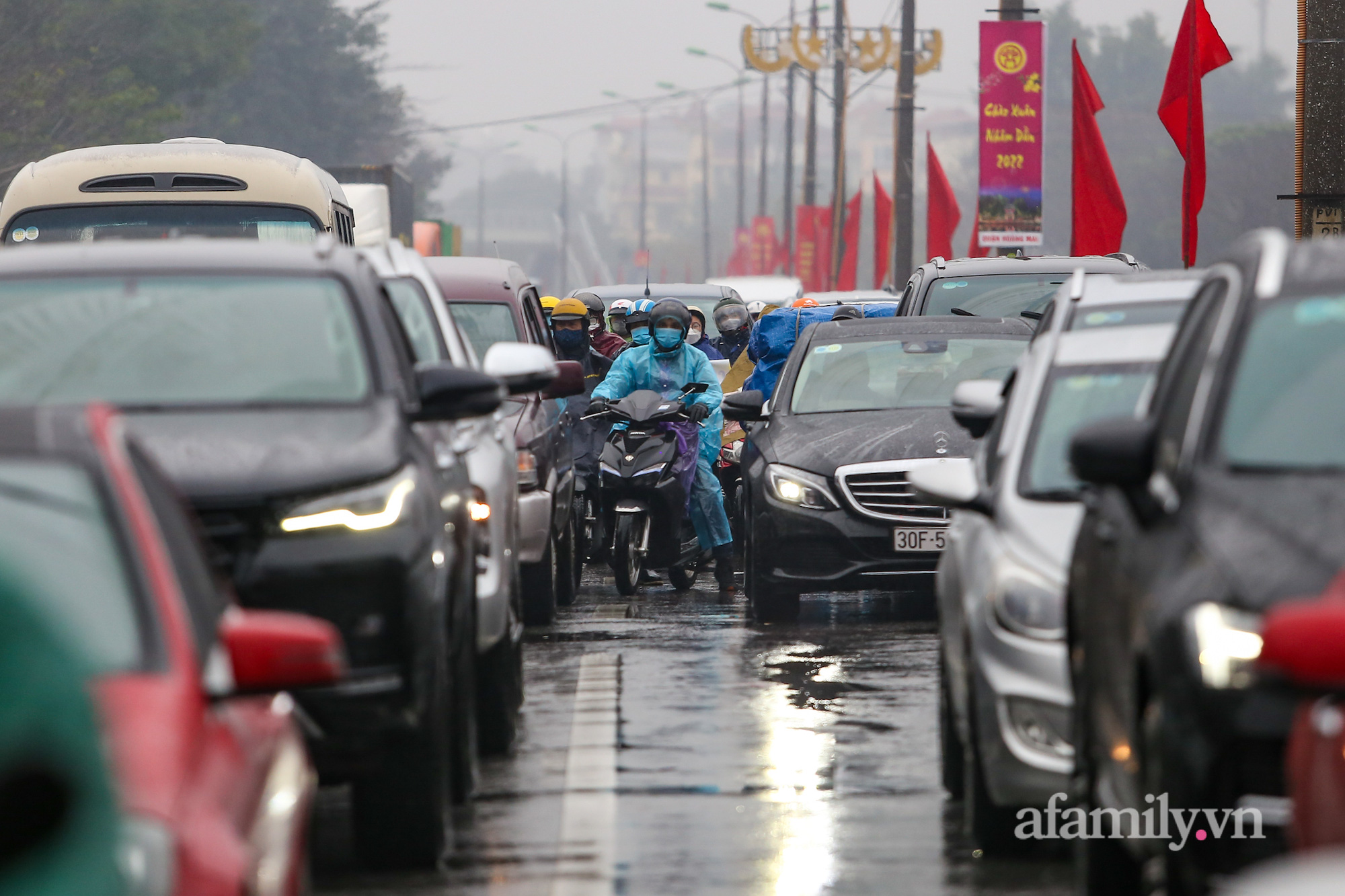 Người dân đội mưa rét trở lại Hà Nội sau kỳ nghỉ Tết, khu vực cửa ngõ ùn tắc-9