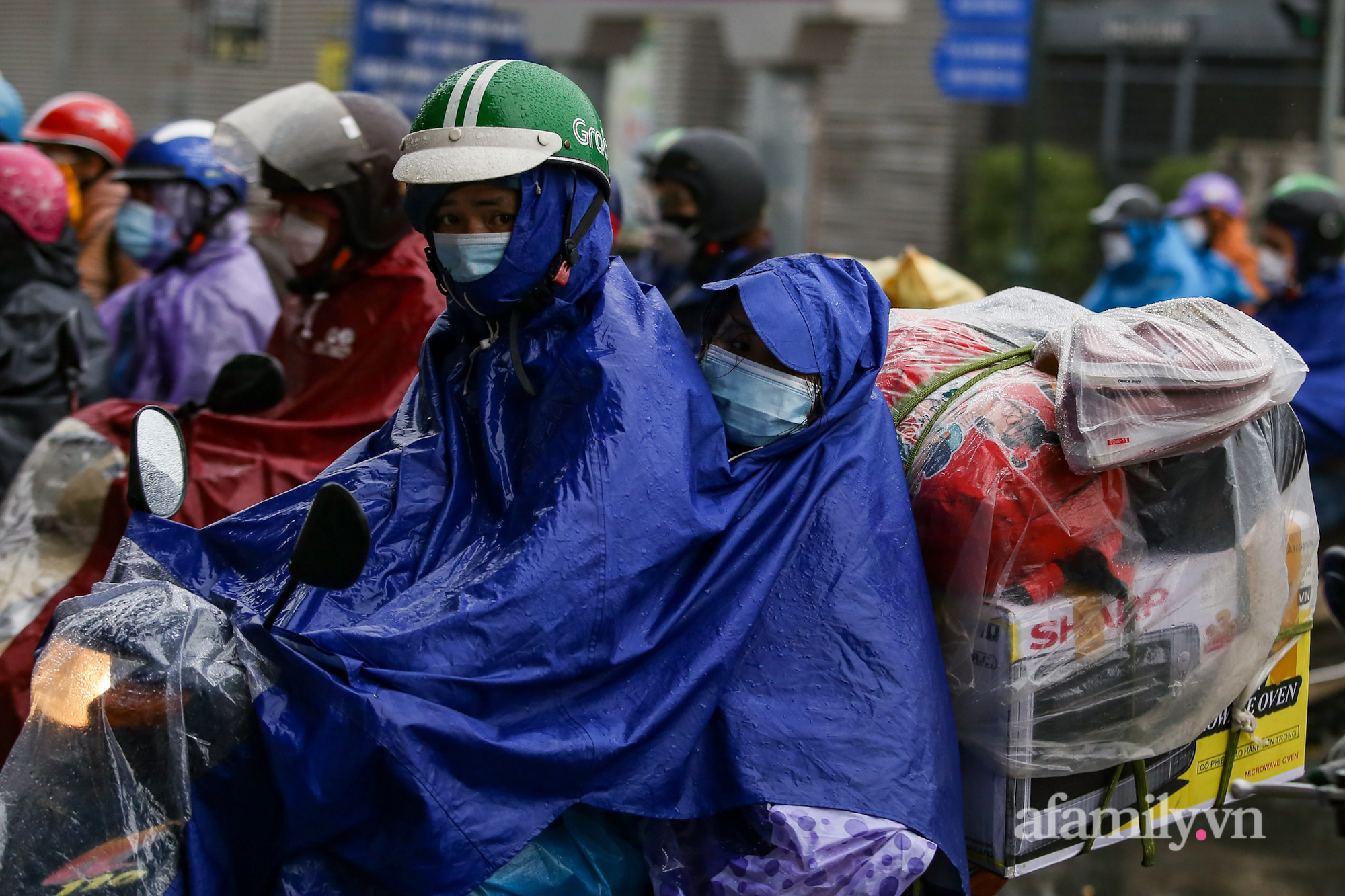 Người dân đội mưa rét trở lại Hà Nội sau kỳ nghỉ Tết, khu vực cửa ngõ ùn tắc-6
