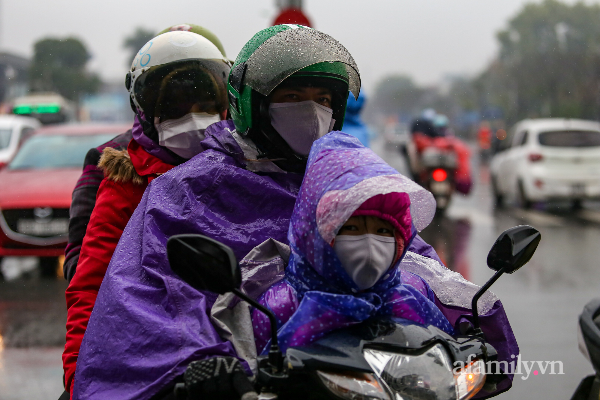 Người dân đội mưa rét trở lại Hà Nội sau kỳ nghỉ Tết, khu vực cửa ngõ ùn tắc-4