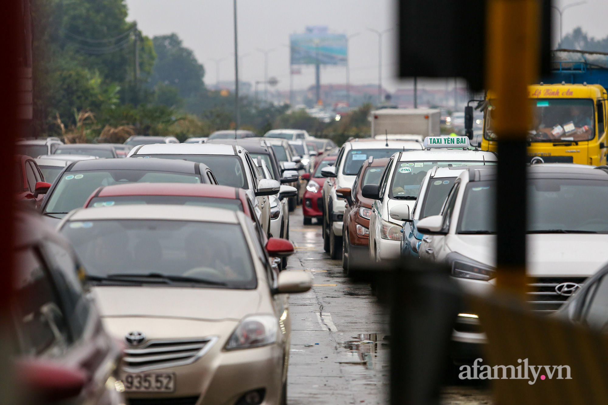 Người dân đội mưa rét trở lại Hà Nội sau kỳ nghỉ Tết, khu vực cửa ngõ ùn tắc-13
