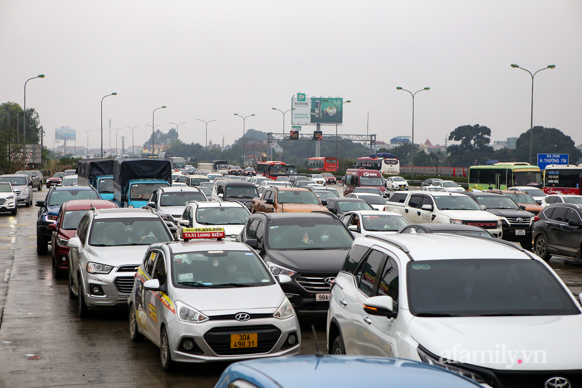 Người dân đội mưa rét trở lại Hà Nội sau kỳ nghỉ Tết, khu vực cửa ngõ ùn tắc-12
