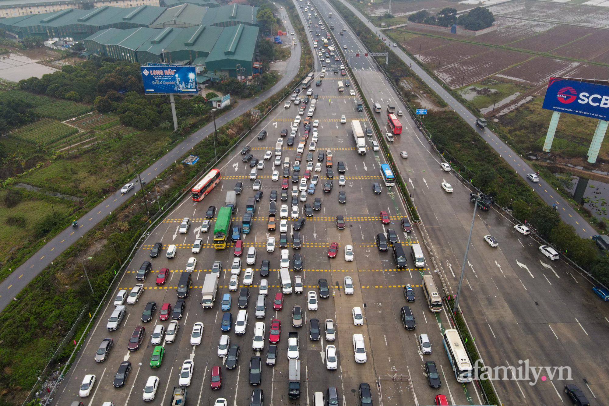 Người dân đội mưa rét trở lại Hà Nội sau kỳ nghỉ Tết, khu vực cửa ngõ ùn tắc-10