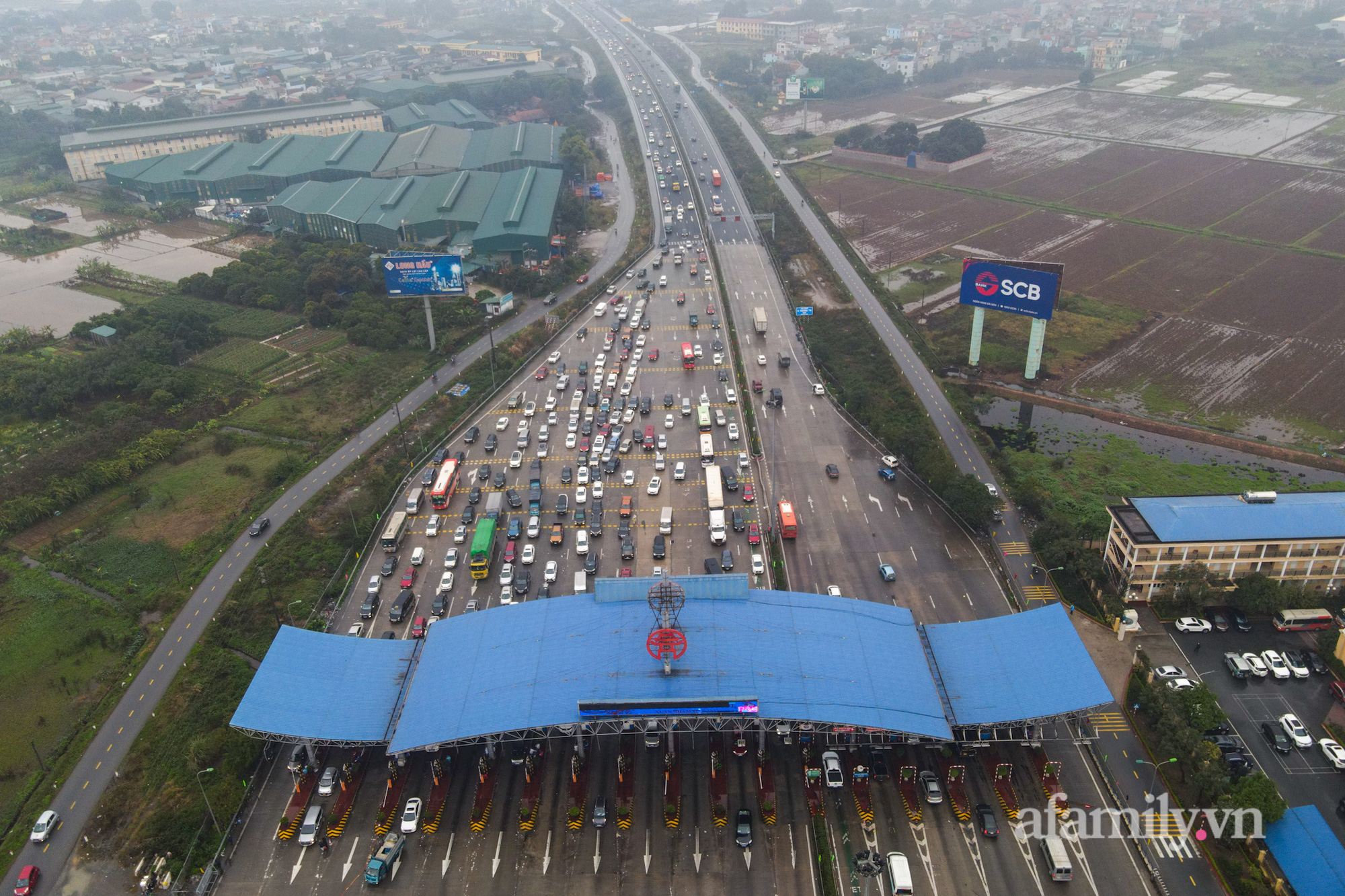 Người dân đội mưa rét trở lại Hà Nội sau kỳ nghỉ Tết, khu vực cửa ngõ ùn tắc-11