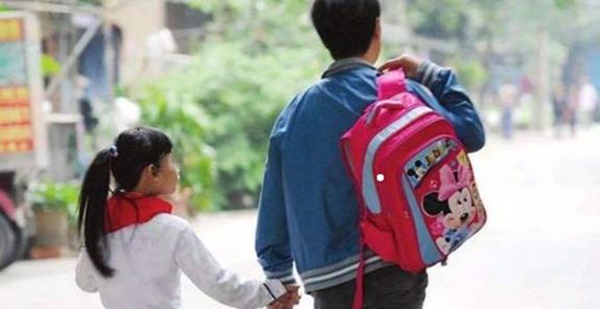 Phát hiện trong cặp con gái 6 tuổi có bao cao su, người mẹ nổi giận đùng đùng và chuyển trường ngay lập tức-2