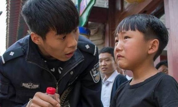 Phát hiện trong cặp con gái 6 tuổi có bao cao su, người mẹ nổi giận đùng đùng và chuyển trường ngay lập tức-3