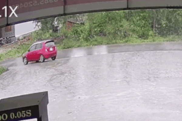 Xe máy nát vụn sau tai nạn kinh hoàng, tài xế trượt dài trên đường, nằm bất động tại chỗ