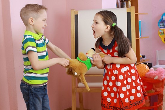 Trẻ không thích chia sẻ đồ với người khác, bố mẹ đừng thúc ép con mà hãy thử 3 cách sau