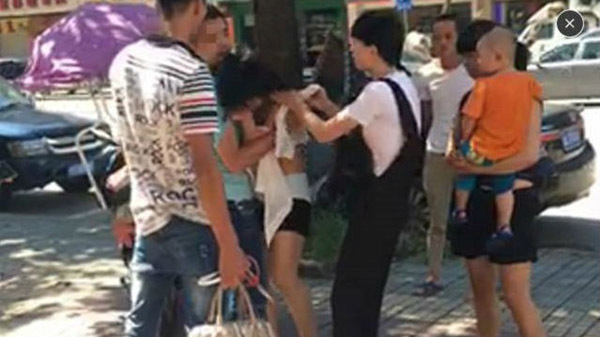 Cô gái 20 tuổi bị vợ đánh ghen giữa phố, chồng lao ra anh hùng cứu mỹ nhân và cái kết-1