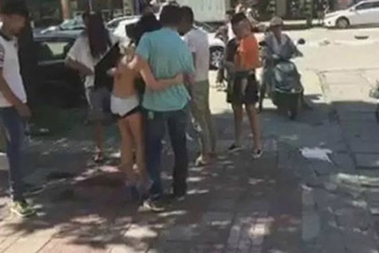 Cô gái 20 tuổi bị vợ đánh ghen giữa phố, chồng lao ra