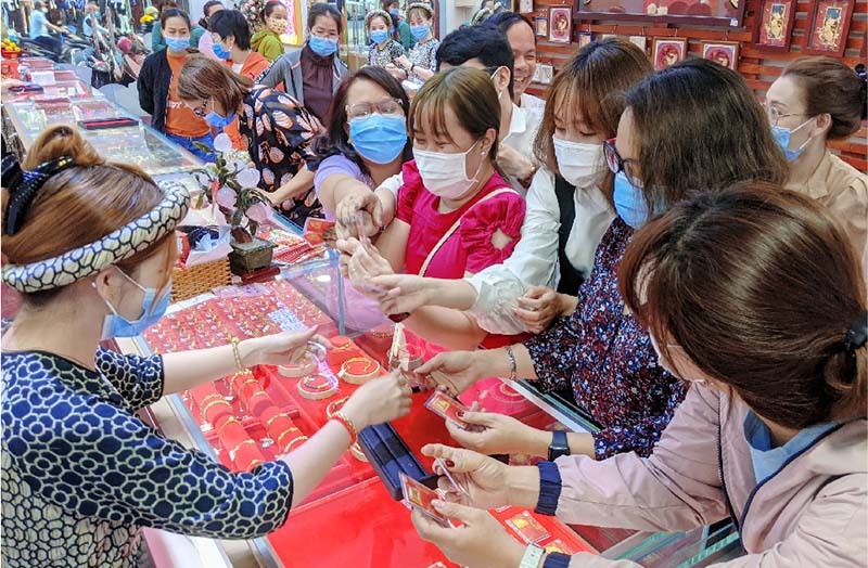 Dân tung tiền cầu may, nhà buôn vàng vào cuộc đua vía Thần Tài-1