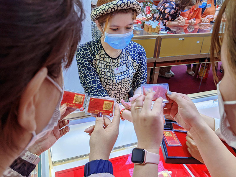 Dân tung tiền cầu may, nhà buôn vàng vào cuộc đua vía Thần Tài-3