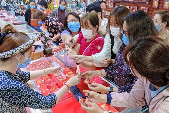 Dân tung tiền cầu may, nhà buôn vàng vào cuộc đua vía Thần Tài