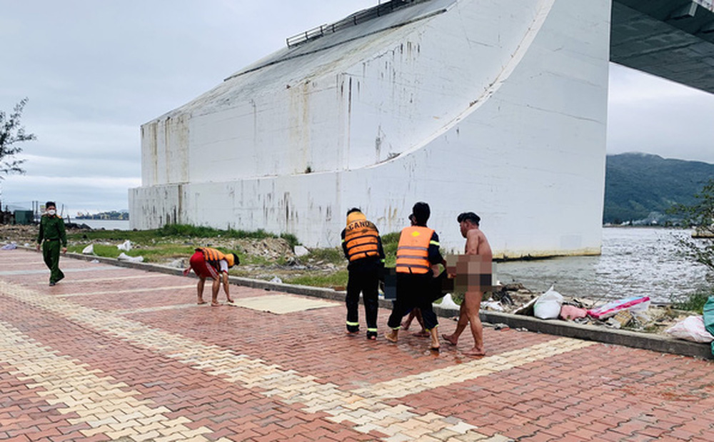 Cảnh sát đang tìm kiếm thi thể người nhảy cầu thì bất ngờ một người khác nhảy xuống tự tử-1