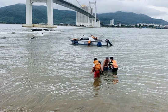 Cảnh sát đang tìm kiếm thi thể người nhảy cầu thì bất ngờ một người khác nhảy xuống tự tử