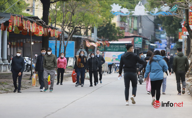 Chùa Hương đóng cửa phòng dịch, dòng người vẫn đổ về Đền Trình thắp hương rồi ra về-1