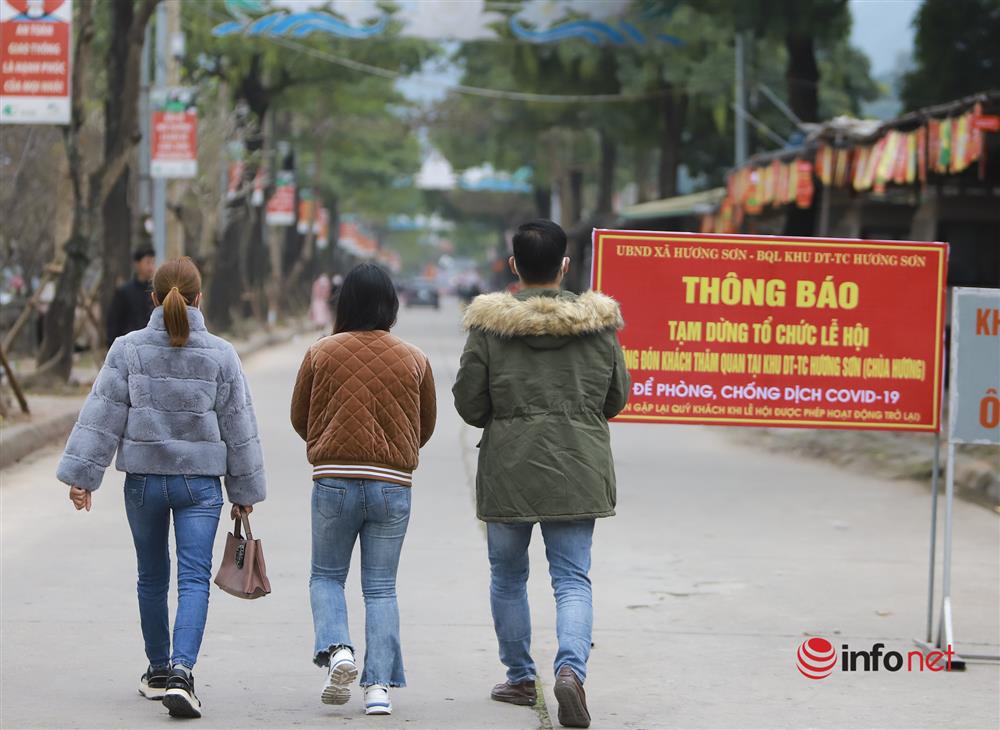 Chùa Hương đóng cửa phòng dịch, dòng người vẫn đổ về Đền Trình thắp hương rồi ra về-2