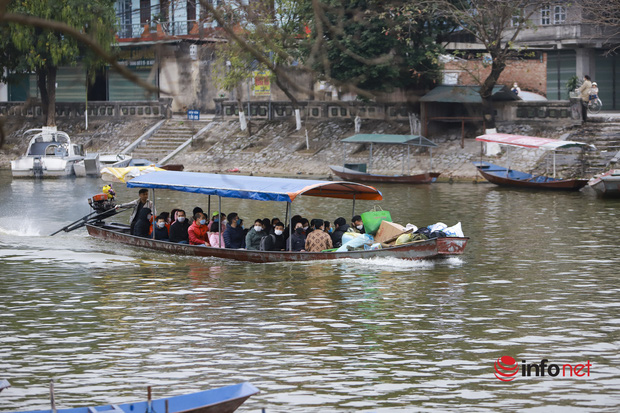 Chùa Hương đóng cửa phòng dịch, dòng người vẫn đổ về Đền Trình thắp hương rồi ra về-3