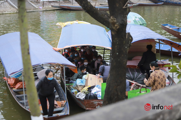 Chùa Hương đóng cửa phòng dịch, dòng người vẫn đổ về Đền Trình thắp hương rồi ra về-4