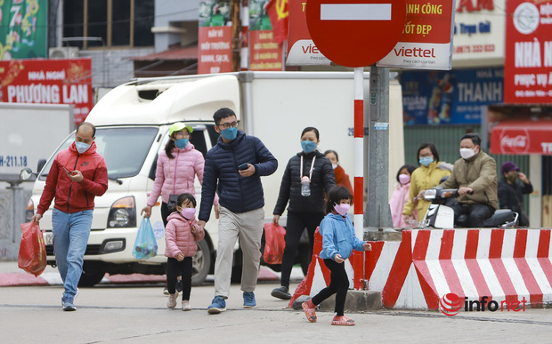 Chùa Hương đóng cửa phòng dịch, dòng người vẫn đổ về Đền Trình thắp hương rồi ra về-5