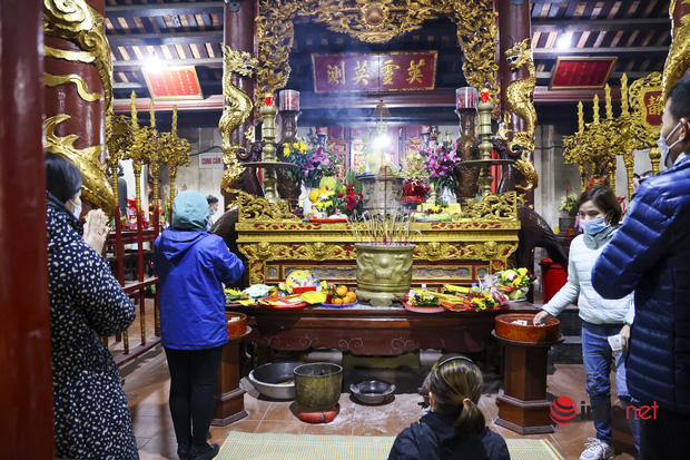 Chùa Hương đóng cửa phòng dịch, dòng người vẫn đổ về Đền Trình thắp hương rồi ra về-7