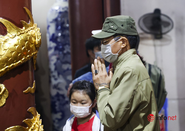 Chùa Hương đóng cửa phòng dịch, dòng người vẫn đổ về Đền Trình thắp hương rồi ra về-8