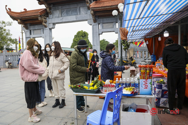 Chùa Hương đóng cửa phòng dịch, dòng người vẫn đổ về Đền Trình thắp hương rồi ra về-10