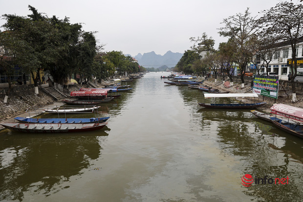 Chùa Hương đóng cửa phòng dịch, dòng người vẫn đổ về Đền Trình thắp hương rồi ra về-11