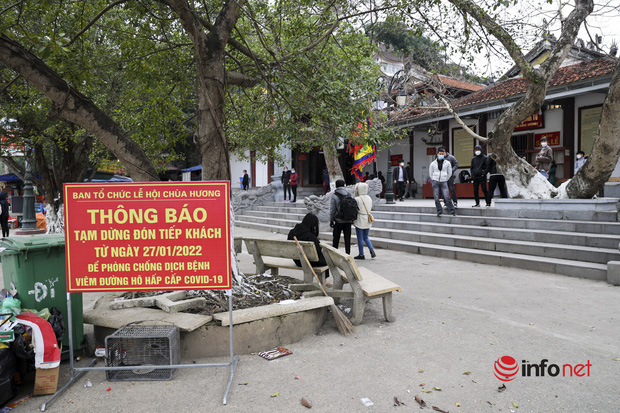 Chùa Hương đóng cửa phòng dịch, dòng người vẫn đổ về Đền Trình thắp hương rồi ra về-9