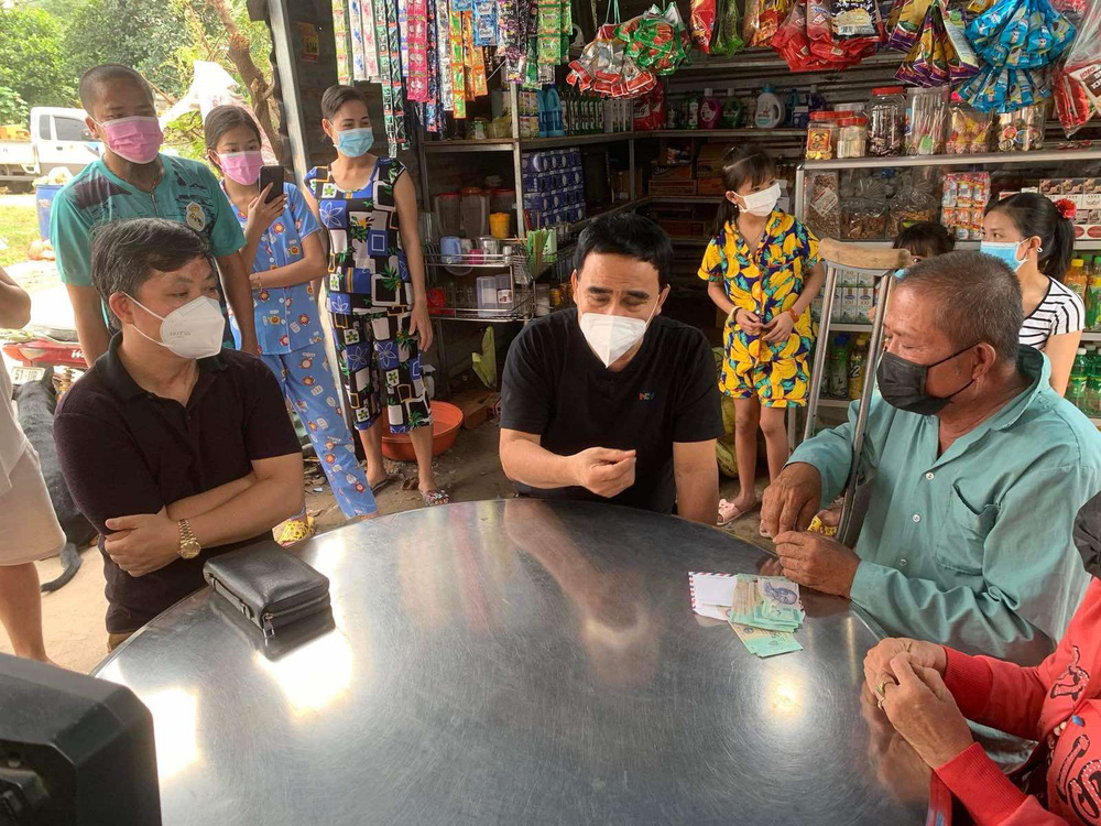 MC Quyền Linh bỏ tiền túi xây tiệm tạp hóa cho cặp vợ chồng nghèo bệnh tật-4