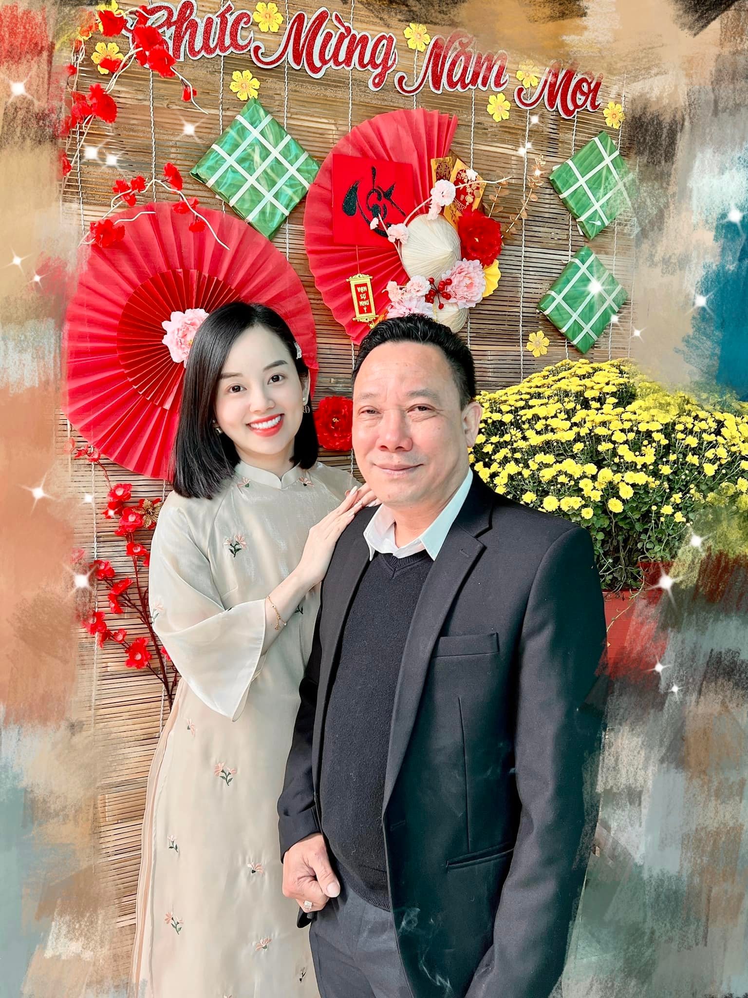 Nhan sắc U60 của mẹ Ly Kute chiếm sóng và sự chú ý khi chụp cùng con gái không biết ai chị ai em!?-1