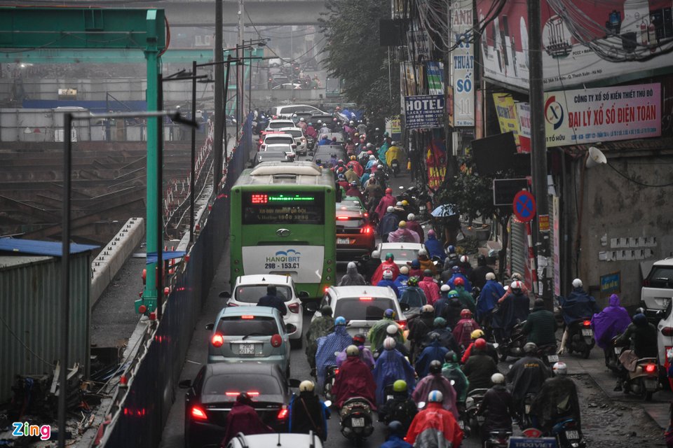 Đường phố Hà Nội kẹt cứng ngày đầu người dân đi làm sau Tết-10