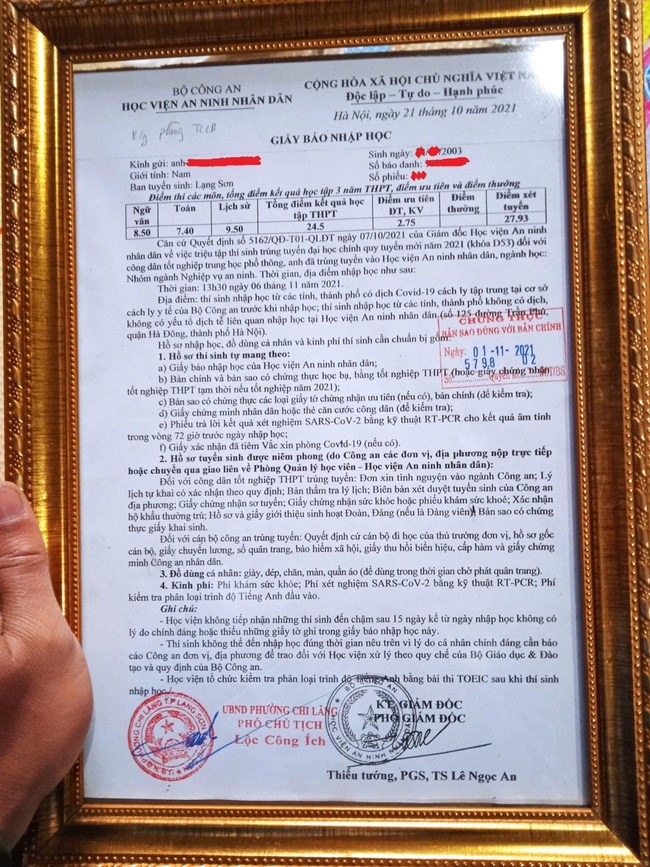 Con trai đỗ đại học khủng, bố đóng khung giấy báo nhập học treo giữa nhà thì bị dè bỉu: Nhìn kỹ 1 chi tiết ai nấy liền lặng thinh-1