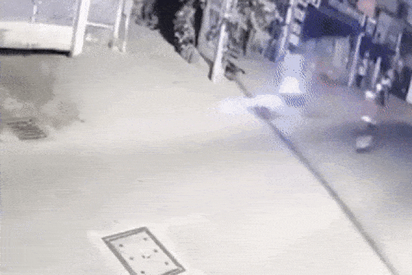 Hàng loạt xe máy ngã nhào ra đường, cư dân mạng tranh cãi tìm nguyên nhân-1