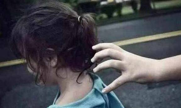 Kẻ xấu định bắt cóc ngay trong quán ăn, bé gái 5 tuổi nhanh trí hỏi 1 câu mà khiến chúng phải bỏ chạy-2
