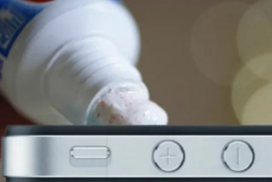 Màn hình điện thoại có vết xước, bôi ngay thứ này lên để chúng trở nên “tàng hình”