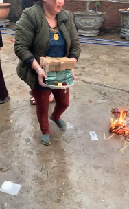 Người phụ nữ khiến dân mạng thót tim khi đem bọc tiền toàn 200, 500k ra... hơ lửa, câu chuyện phía sau là gì?-1