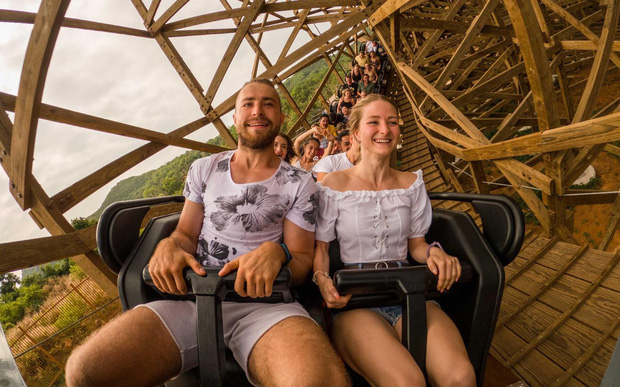 Hé lộ hình ảnh người vợ của HLV đội tuyển nữ Việt Nam và hình tượng người chồng, người ông tình cảm đến bất ngờ-8