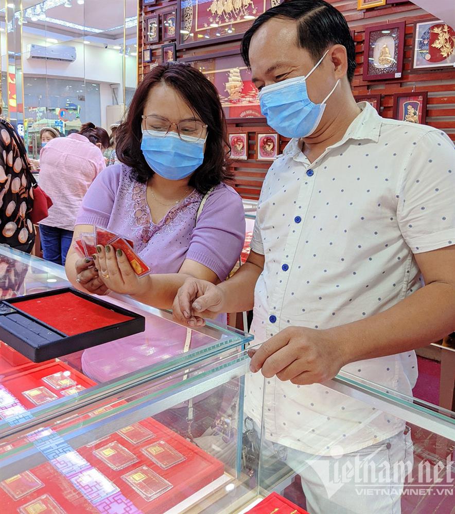 Chọn vàng miếng tích sản, dân chen chân đi mua trước ngày vía Thần Tài-1