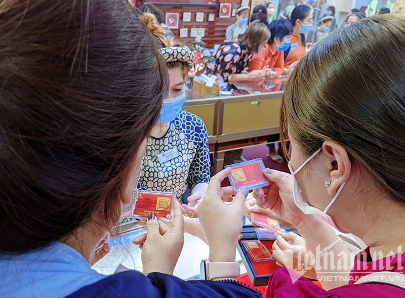 Chọn vàng miếng tích sản, dân chen chân đi mua trước ngày vía Thần Tài-4