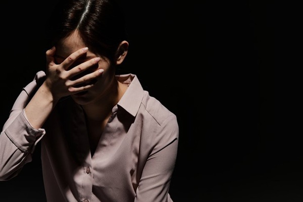 Mẹ chồng đòi đến giúp trang trí nhà mới, con dâu sốc tận óc khi thấy bức ảnh bà treo trên tường, cấm cửa mẹ chồng ngay và luôn-2