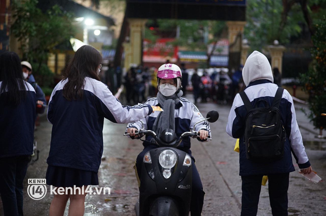 Hơn 9 tháng, học sinh lớp 7 - 12 ở Hà Nội đi học trở lại: Gió rét mưa lạnh nhưng siêu vui vì gặp lại bạn bè, thầy cô!-1