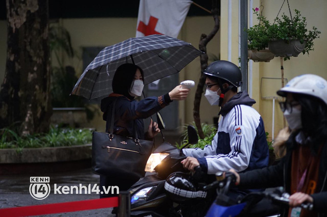Hơn 9 tháng, học sinh lớp 7 - 12 ở Hà Nội đi học trở lại: Gió rét mưa lạnh nhưng siêu vui vì gặp lại bạn bè, thầy cô!-2