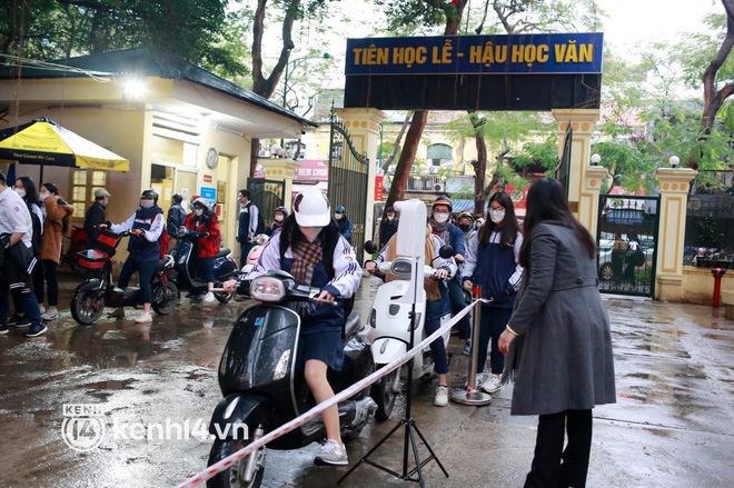 Hơn 9 tháng, học sinh lớp 7 - 12 ở Hà Nội đi học trở lại: Gió rét mưa lạnh nhưng siêu vui vì gặp lại bạn bè, thầy cô!-3