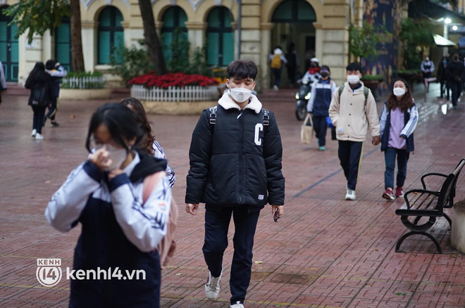 Hơn 9 tháng, học sinh lớp 7 - 12 ở Hà Nội đi học trở lại: Gió rét mưa lạnh nhưng siêu vui vì gặp lại bạn bè, thầy cô!-4